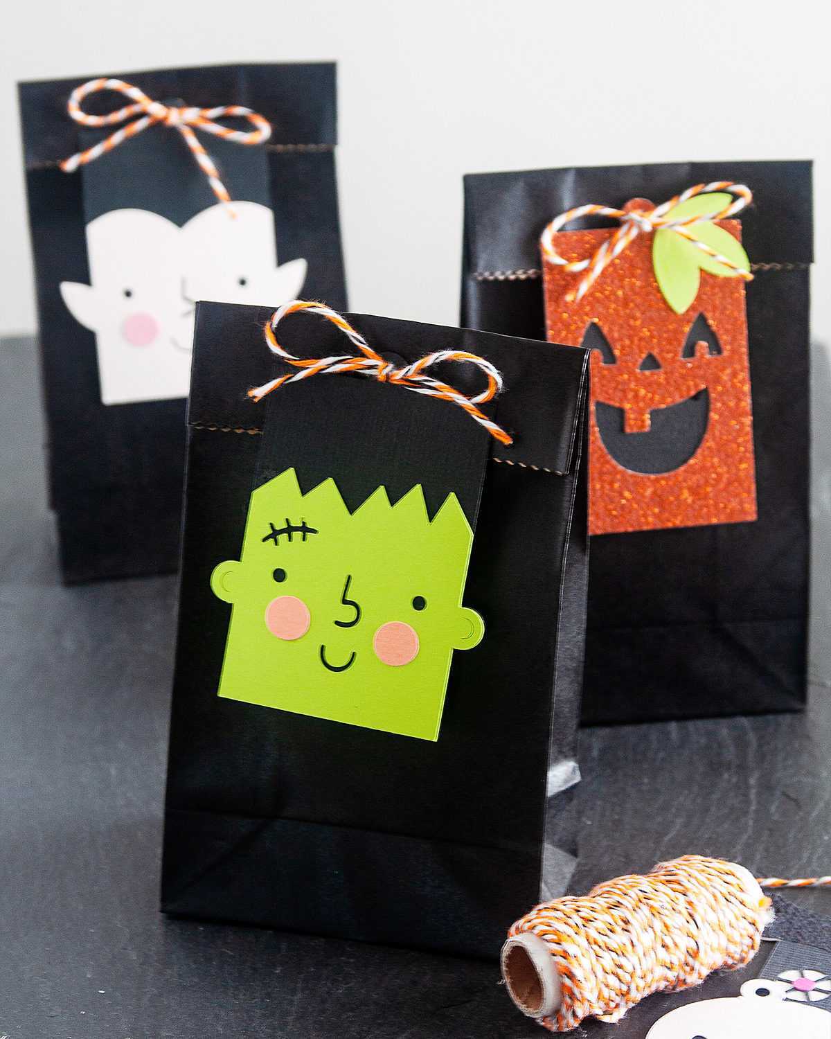 Trick-or-Treating Halloween Goodie Candy Snack Bags for Kids' Party Favor Sets SunnyMemory 70PCS Halloween Paper Treat Bags for kids with 72PCS Stickers Candy Gift Bags for Halloween Party Favor Supplies 