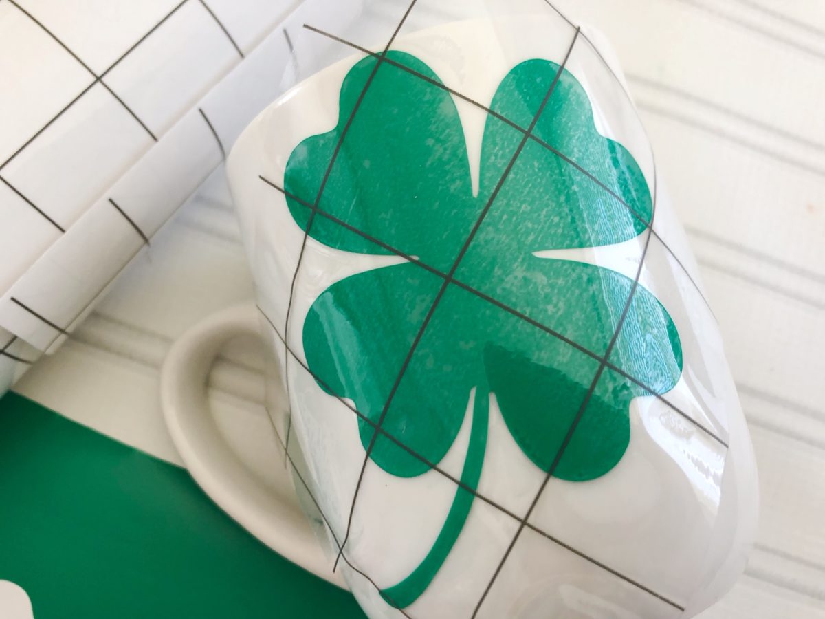 This St. Patricks Day Mug o' Gold is the perfect craft for beginners. With one simple clover cut out applied to your mug, you can fill it up with yummy gold treats for a quick and easy gift idea that anyone would love.