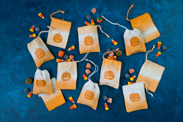 Featured Image for Dip-Dyed Pumpkin Treat Bags (#125600)