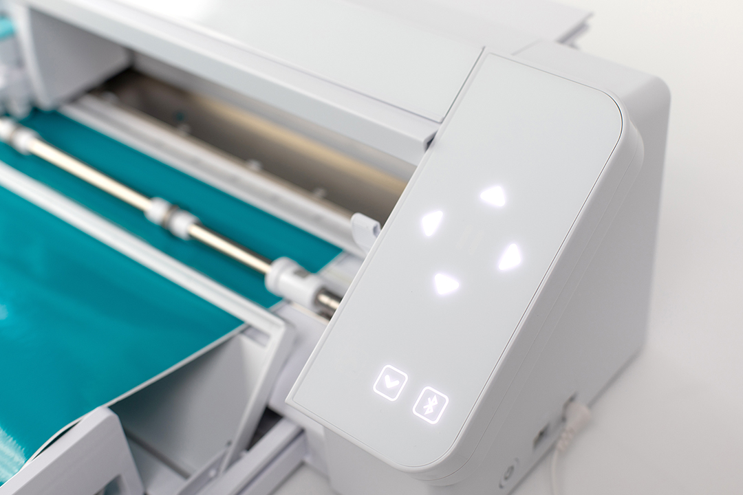 How to Load the Silhouette CAMEO 5 Cutting Mat (So It Doesn't Slide and  Shift) - Silhouette School